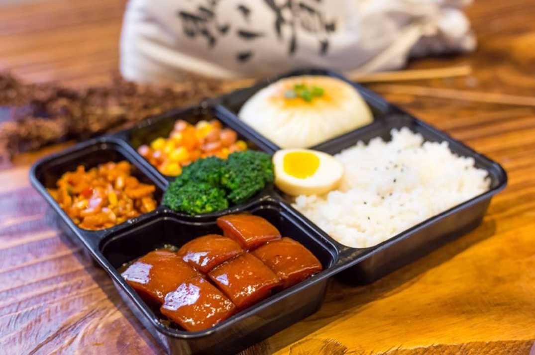 工廠級全自動盒飯封口包裝機：高效封口，鎖鮮增效